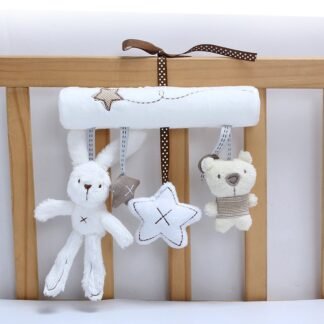 Carrinhos de bebê, berços suspensos, música, sinos tocando, brinquedos para bebês