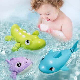 Brinquedos de banho para brincar na água, com desenhos animados de um pato, um tubarão e um baiacu.